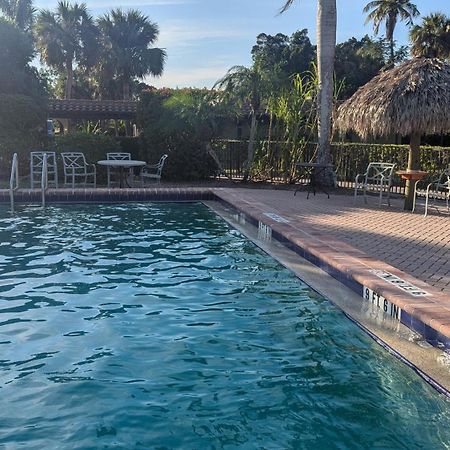 Marina Getaway On The Water! Apartment Naples Luaran gambar