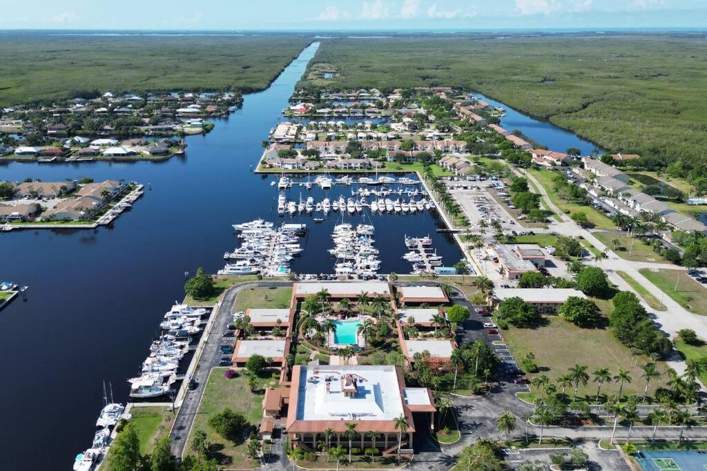 Marina Getaway On The Water! Apartment Naples Luaran gambar