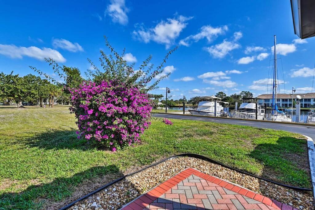Marina Getaway On The Water! Apartment Naples Luaran gambar