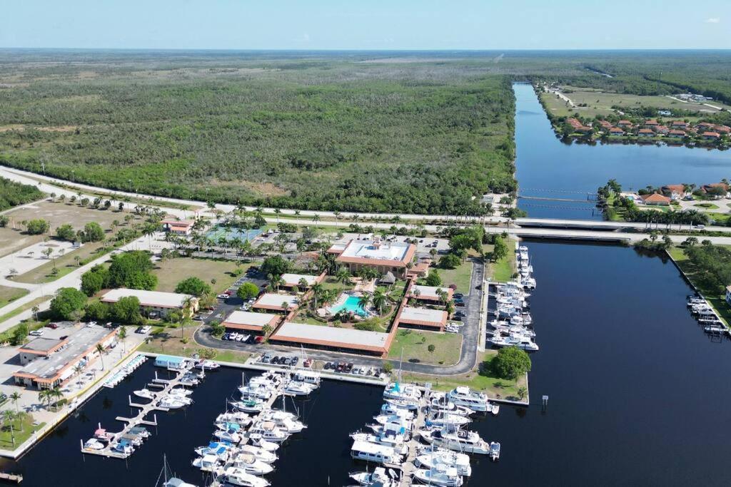 Marina Getaway On The Water! Apartment Naples Luaran gambar