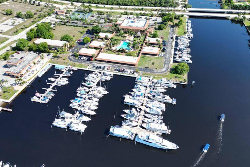 Marina Getaway On The Water! Apartment Naples Luaran gambar