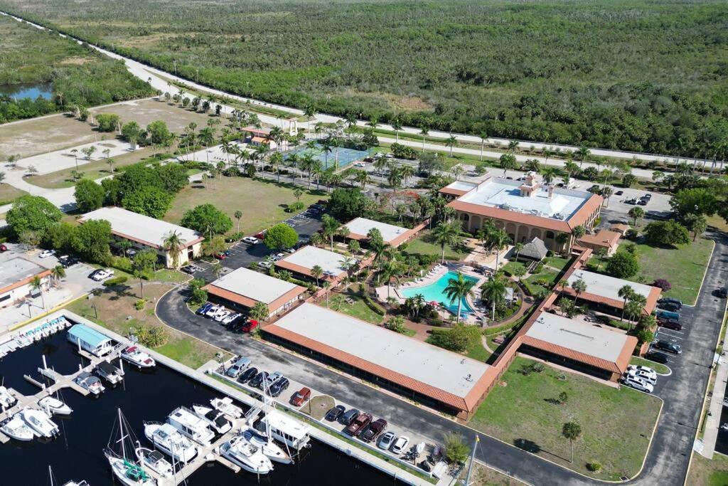 Marina Getaway On The Water! Apartment Naples Luaran gambar