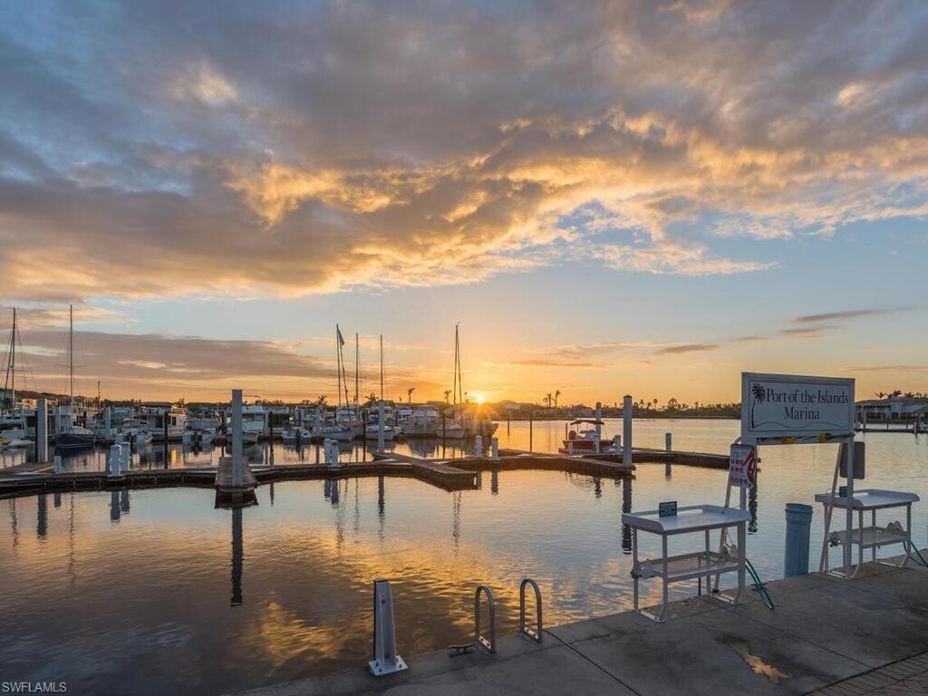Marina Getaway On The Water! Apartment Naples Luaran gambar