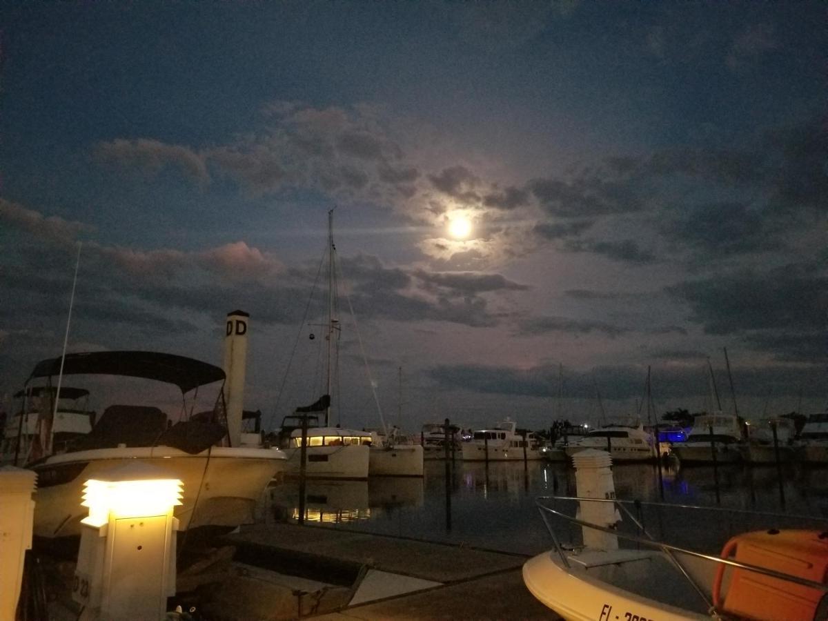 Marina Getaway On The Water! Apartment Naples Luaran gambar
