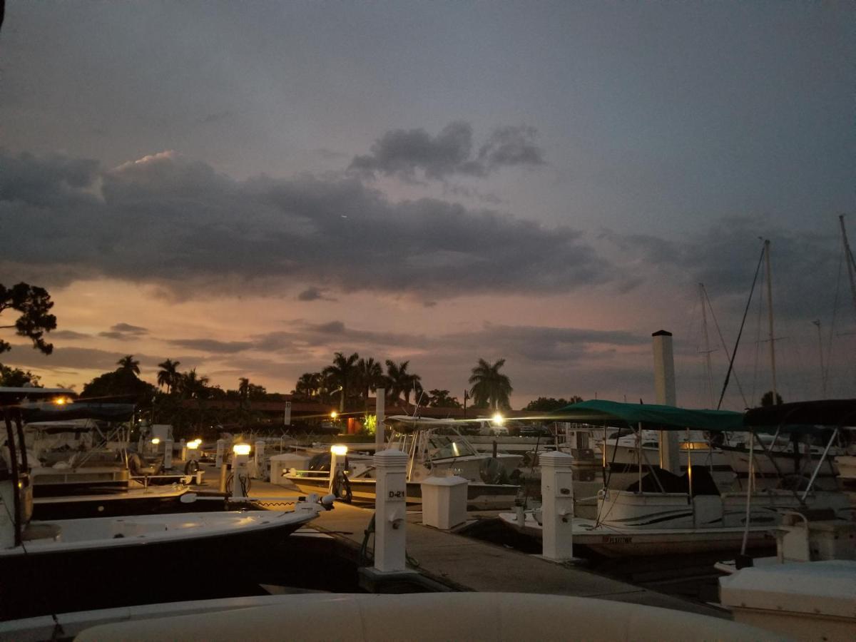 Marina Getaway On The Water! Apartment Naples Luaran gambar