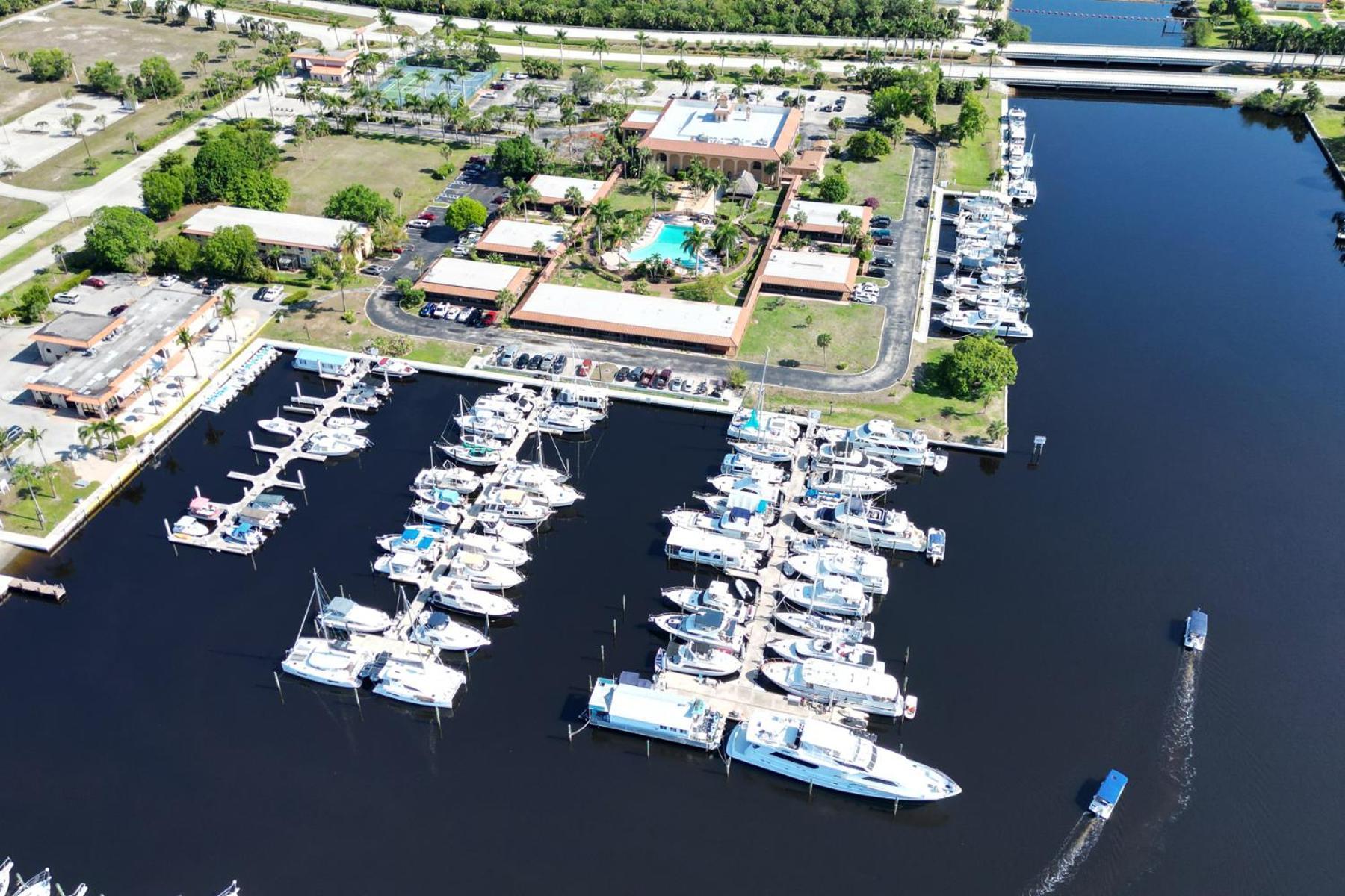 Marina Getaway On The Water! Apartment Naples Luaran gambar