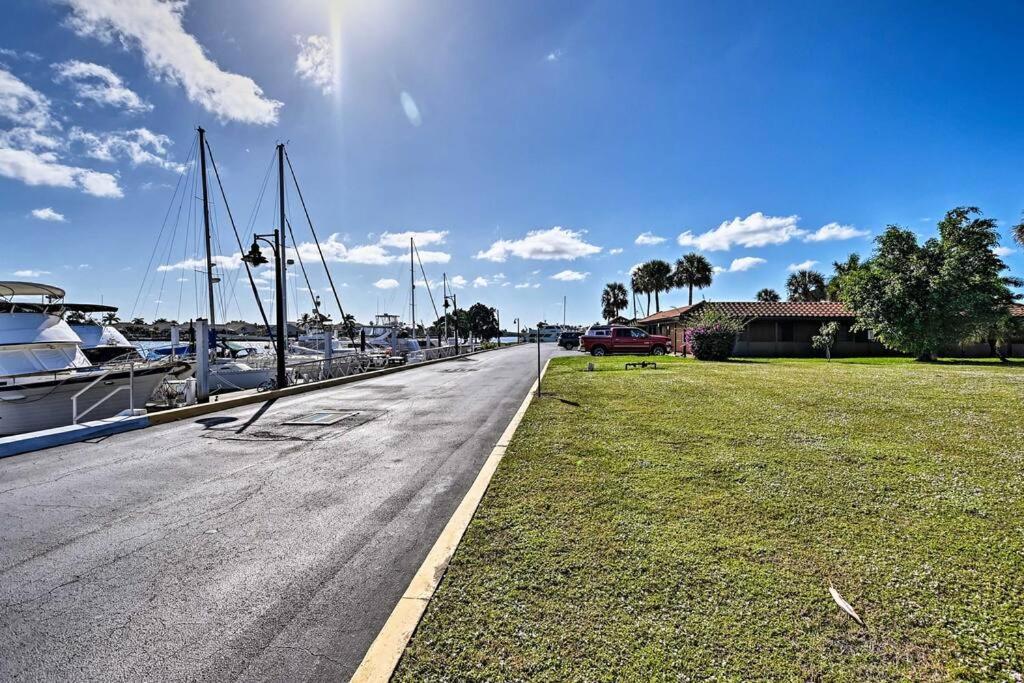 Marina Getaway On The Water! Apartment Naples Luaran gambar
