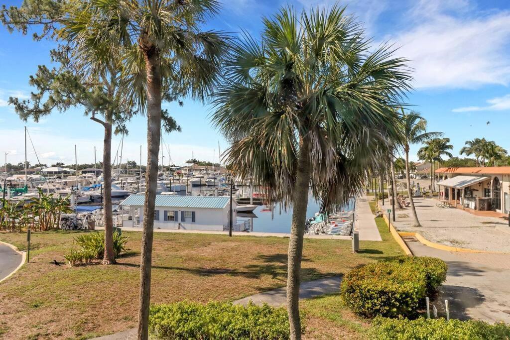 Marina Getaway On The Water! Apartment Naples Luaran gambar